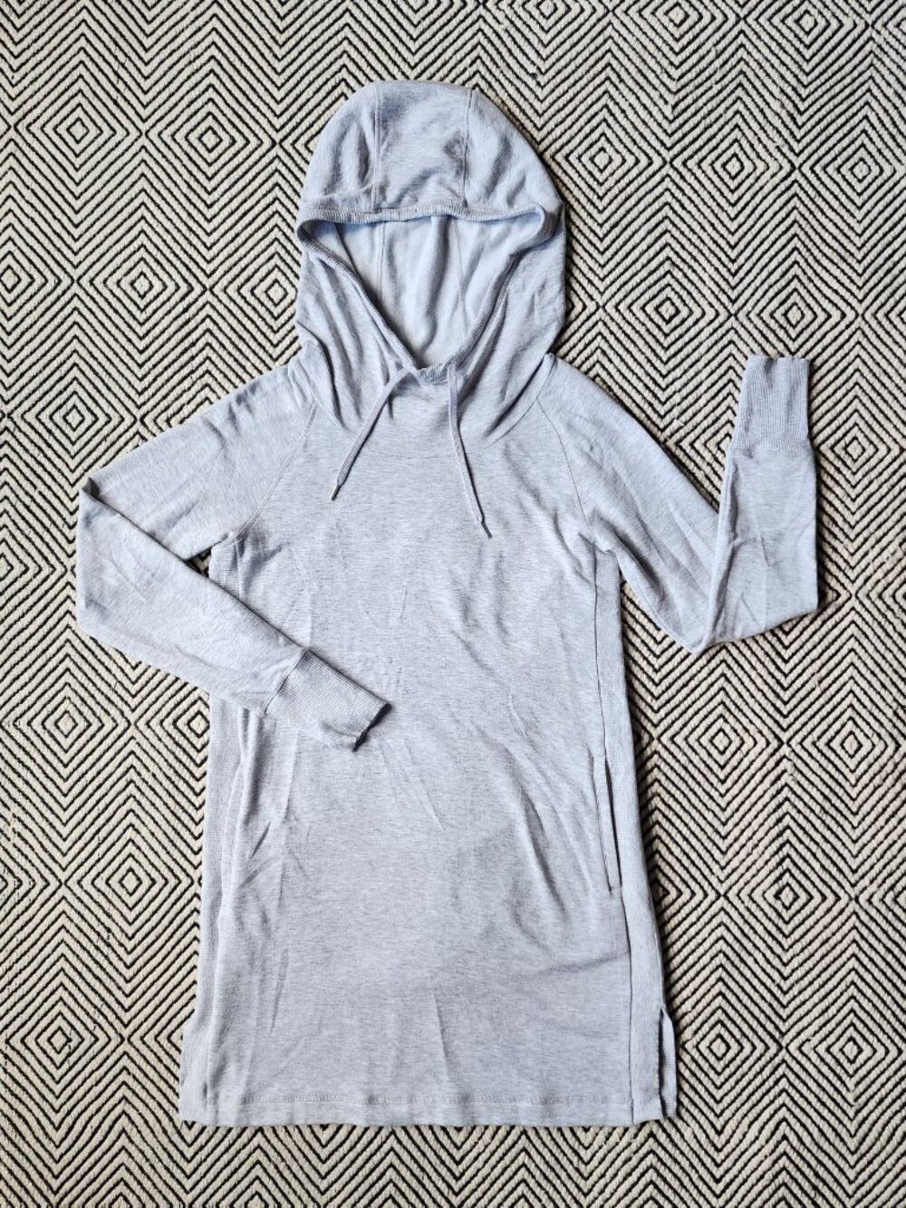 Size M Athleta Light Gray Long Sleeved Tunic Hoodie Sweatshirt